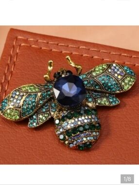 🆕️🐝 RHINESTONE ENCRUSTED  BUMBLE BEE BROOCH / PIN - DARK BLUE🐝